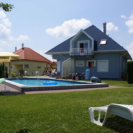 Kek Vendeghaz Family Resort Gyenesdiás Екстериор снимка