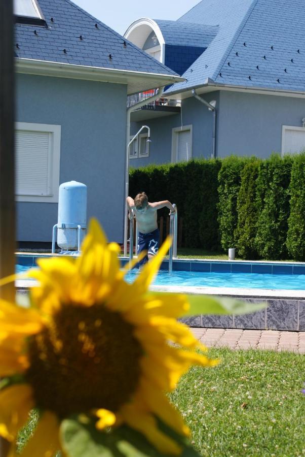 Kek Vendeghaz Family Resort Gyenesdiás Екстериор снимка