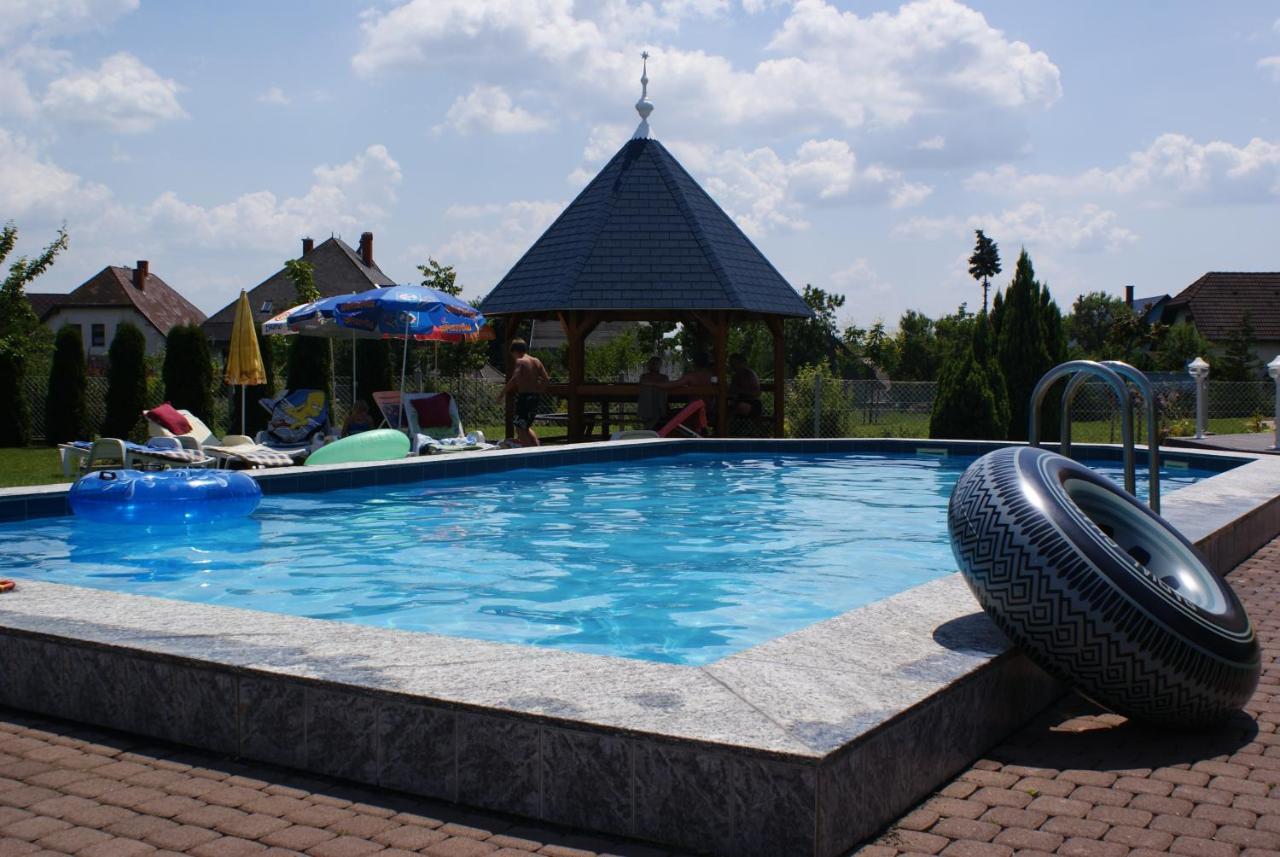 Kek Vendeghaz Family Resort Gyenesdiás Екстериор снимка