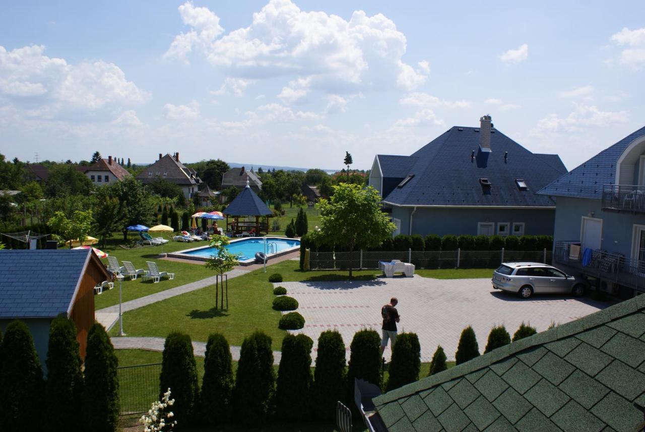 Kek Vendeghaz Family Resort Gyenesdiás Екстериор снимка