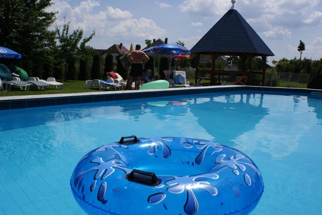 Kek Vendeghaz Family Resort Gyenesdiás Екстериор снимка