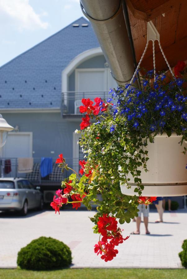 Kek Vendeghaz Family Resort Gyenesdiás Екстериор снимка