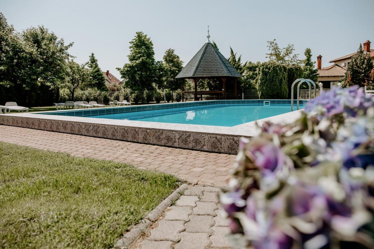 Kek Vendeghaz Family Resort Gyenesdiás Екстериор снимка