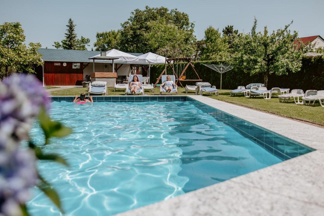 Kek Vendeghaz Family Resort Gyenesdiás Екстериор снимка
